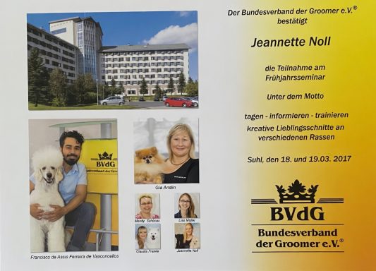 Person mit Hund vor einem Gebäude, Informationen zur Veranstaltung und Kontaktdaten.